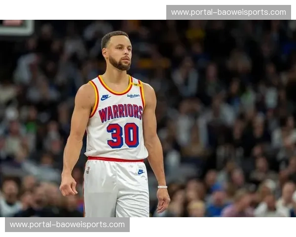 库里打破单月三分命中数纪录 勇士体系仍围绕其跑动构建 库里打破单月三分命中数纪录 勇士体系仍围绕其跑动构建